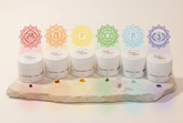 Sechs ChakCura-Cremes mit dezenten Chakra-Farben und Lotus-Motiven